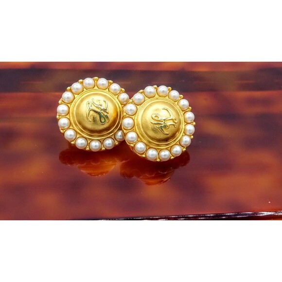 KARL LAGERFELD KL Vintage, Initial Logo Round Disc Pearl Clip-On Earrings 1'' Dm - Picture 2 of 6